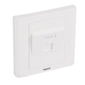   Legrand süllyesztett szerelvény - 1xRJ45 keystone portfogadására döntött fehér burkolattalés kerettel címketartóval